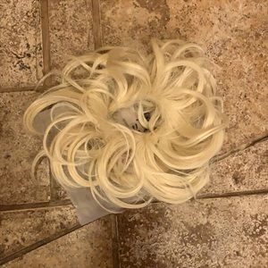 NEW JuvaBun hair piece in blonde